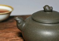 《鳥(niǎo)語(yǔ)花香》宜興紫砂壺高級工藝美術(shù)師手工蟹殼青段泥泡茶壺茶具