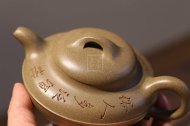 《線(xiàn)圓》宜興紫砂壺助理工藝美術(shù)師手工茶壺線(xiàn)圓老師頂級蟹殼青壺
