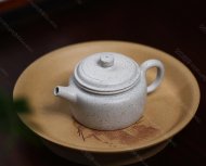 碧螺壺中香撲面，綠茶盞內味如春。