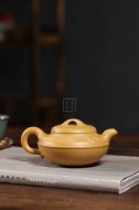 《線(xiàn)圓》宜興紫砂壺高級工藝美術(shù)師手工刻繪茶壺茶具黃金段泥線(xiàn)圓