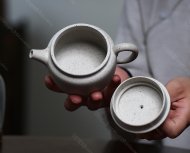 碧螺壺中香撲面，綠茶盞內味如春。