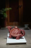 《金龜出?！芬伺d紫砂壺高級工藝美術(shù)師純手工底槽青創(chuàng  )新壺茶壺紫砂茶具