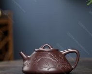 瓣生香獨傲寒，此梅難并眾梅看。 【