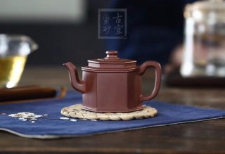 《小六方納?！? title=