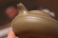 《線(xiàn)圓》宜興紫砂壺助理工藝美術(shù)師手工茶壺線(xiàn)圓老師頂級蟹殼青壺