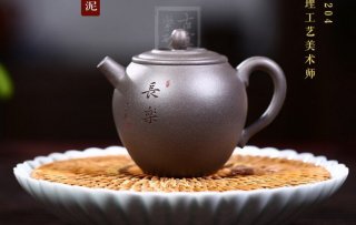 《長(cháng)樂(lè )》宜興紫砂壺助理工藝美術(shù)師手工青灰泥茶具茶壺