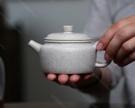 碧螺壺中香撲面，綠茶盞內味如春。