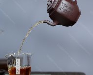 泉眼無(wú)聲惜細流，樹(shù)蔭照水愛(ài)晴柔。