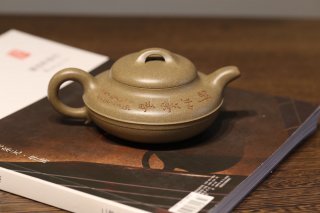 《線(xiàn)圓》宜興紫砂壺助理工藝美術(shù)師手工茶壺線(xiàn)圓老師頂級蟹殼青壺