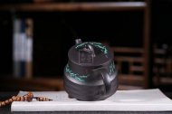 《魚(yú)樂(lè )》茶具茶壺宜興手工紫砂壺烏金泥