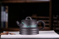 《魚(yú)樂(lè )》茶具茶壺宜興手工紫砂壺烏金泥