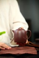 《高秦權》