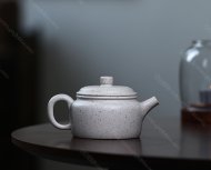 碧螺壺中香撲面，綠茶盞內味如春。