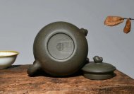 《鳥(niǎo)語(yǔ)花香》宜興紫砂壺高級工藝美術(shù)師手工蟹殼青段泥泡茶壺茶具