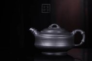 《雙線(xiàn)竹鼓》宜興紫砂壺工藝美術(shù)師手工茶壺茶具石黃泥雙線(xiàn)竹鼓