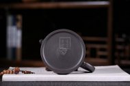 《魚(yú)樂(lè )》茶具茶壺宜興手工紫砂壺烏金泥