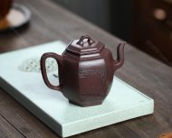 泉眼無(wú)聲惜細流，樹(shù)蔭照水愛(ài)晴柔。