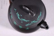 《魚(yú)樂(lè )》茶具茶壺宜興手工紫砂壺烏金泥