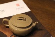 《大蘊漢瓦》宜興紫砂壺助理工藝美術(shù)師手工刻繪茶壺茶具頂級蟹殼青漢瓦