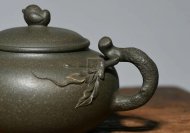《鳥(niǎo)語(yǔ)花香》宜興紫砂壺高級工藝美術(shù)師手工蟹殼青段泥泡茶壺茶具
