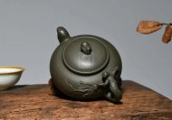 《鳥(niǎo)語(yǔ)花香》宜興紫砂壺高級工藝美術(shù)師手工蟹殼青段泥泡茶壺茶具