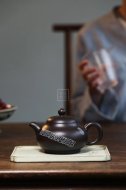 《長(cháng)樂(lè )》紫砂壺中國工藝美術(shù)大師全手工純制壺黑泥