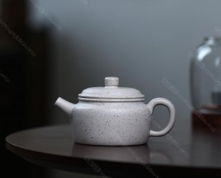 碧螺壺中香撲面，綠茶盞內味如春。