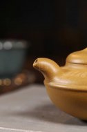 《線(xiàn)圓》宜興紫砂壺高級工藝美術(shù)師手工刻繪茶壺茶具黃金段泥線(xiàn)圓