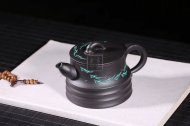 《魚(yú)樂(lè )》茶具茶壺宜興手工紫砂壺烏金泥