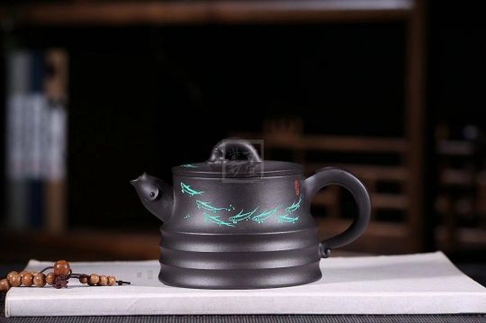 《魚(yú)樂(lè )》茶具茶壺宜興手工紫砂壺烏金泥