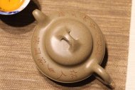 《線(xiàn)圓》宜興紫砂壺助理工藝美術(shù)師手工茶壺線(xiàn)圓老師頂級蟹殼青壺