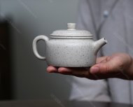 碧螺壺中香撲面，綠茶盞內味如春。
