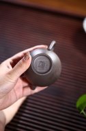 《長(cháng)樂(lè )》宜興紫砂壺助理工藝美術(shù)師手工青灰泥茶具茶壺