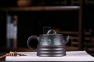 《魚(yú)樂(lè )》茶具茶壺宜興手工紫砂壺烏金泥