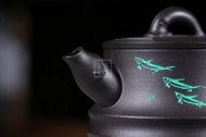 《魚(yú)樂(lè )》茶具茶壺宜興手工紫砂壺烏金泥