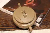 《大蘊漢瓦》宜興紫砂壺助理工藝美術(shù)師手工刻繪茶壺茶具頂級蟹殼青漢瓦