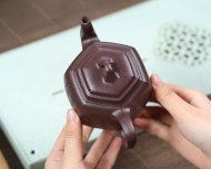 泉眼無(wú)聲惜細流，樹(shù)蔭照水愛(ài)晴柔。