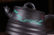 《魚(yú)樂(lè )》茶具茶壺宜興手工紫砂壺烏金泥