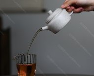碧螺壺中香撲面，綠茶盞內味如春。