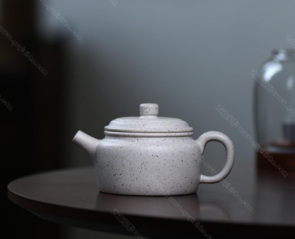 碧螺壺中香撲面，綠茶盞內味如春。<br>